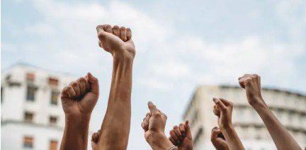 U Mladenovcu skup podrške Dijani Hrki, vozač se zaletio automobilom na okupljene