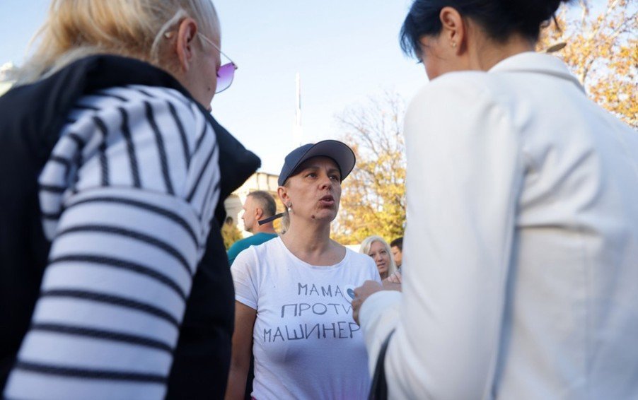 Dijana Hrka odlučila da prekine štrajk glađu, ostaje ispred Skupštine