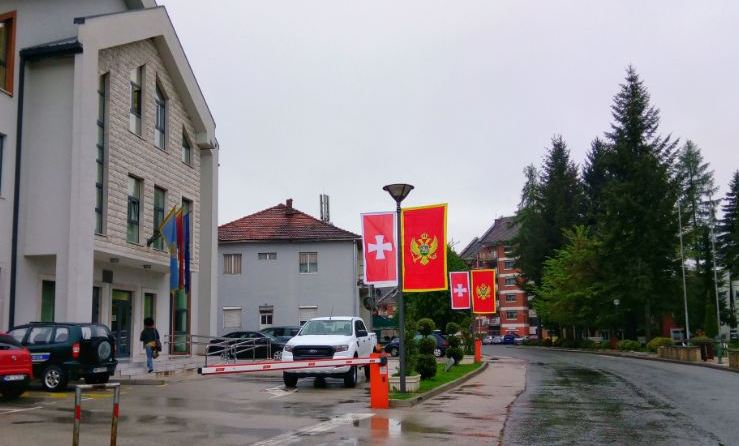 Pogledajte foto galeriju: U Mojkovcu se zavijorile crnogorske zastave