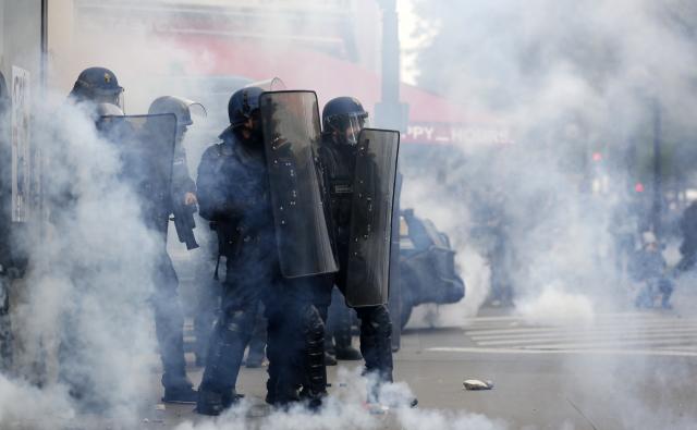 Protesti u Parizu poslije pobjede Makrona, 141 osoba uhapšena