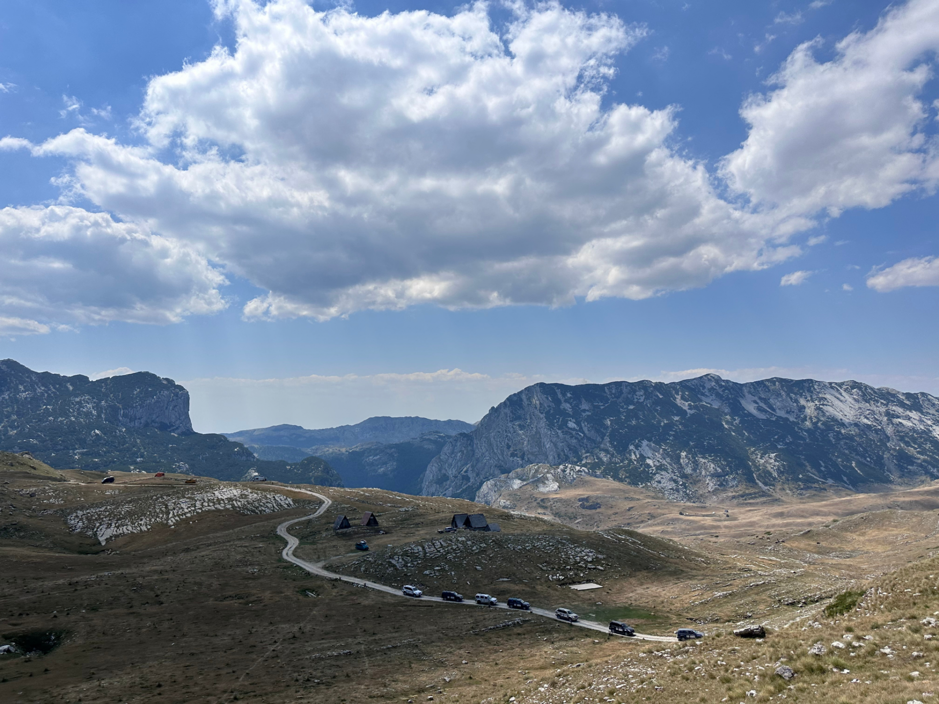 Stanje na putevima: Radovi na više dionica, povećana opasnost od odrona