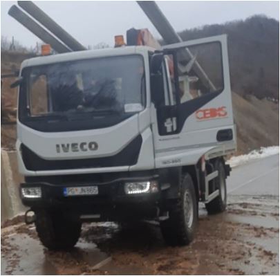 Da bi stigli do mjesta kvara ekipe CEDIS-a morale da sijeku oborena stabla, čiste put, prte snijeg…