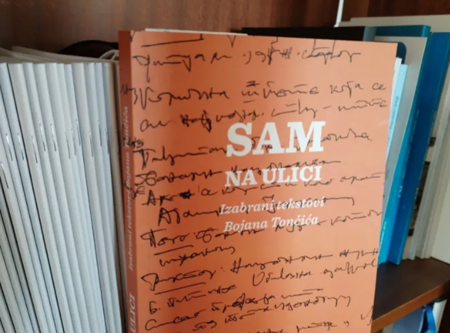Svetiljka koja se probija kroz tminu