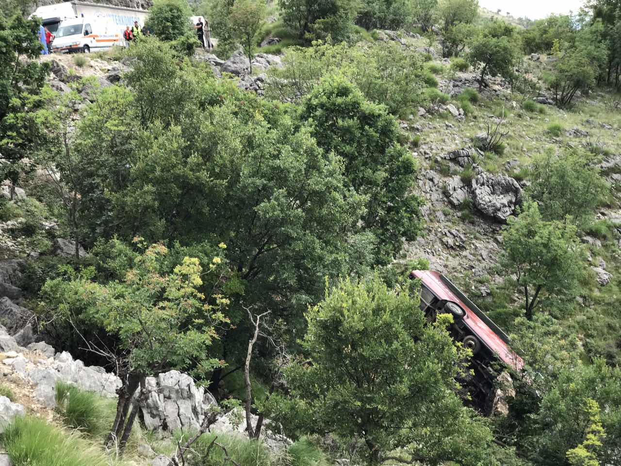 Pogledajte snimke sa mjesta nesreće: Autobus sletio s puta nakon sudara