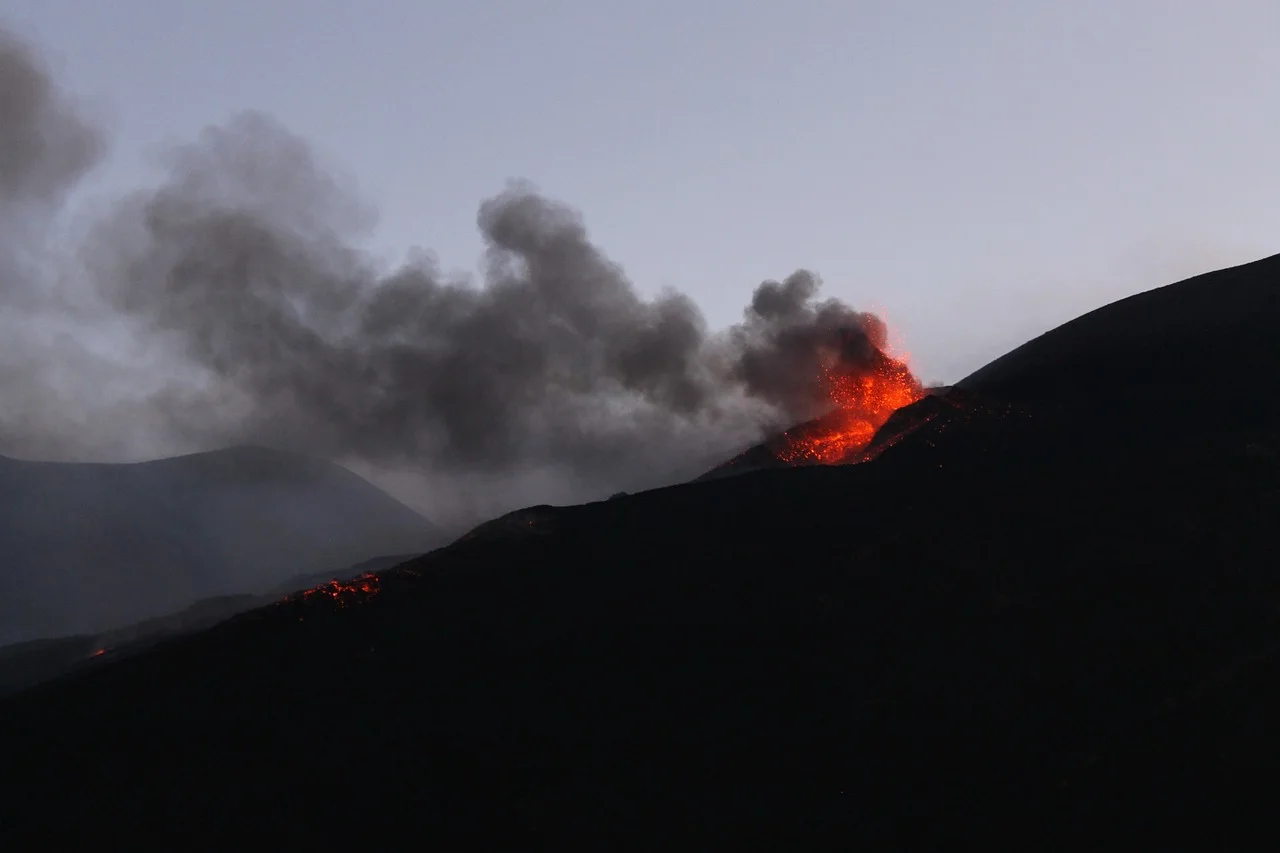 Etna eruptira, turisti bježe glavom bez obzira, magma probija na površinu na više mjesta