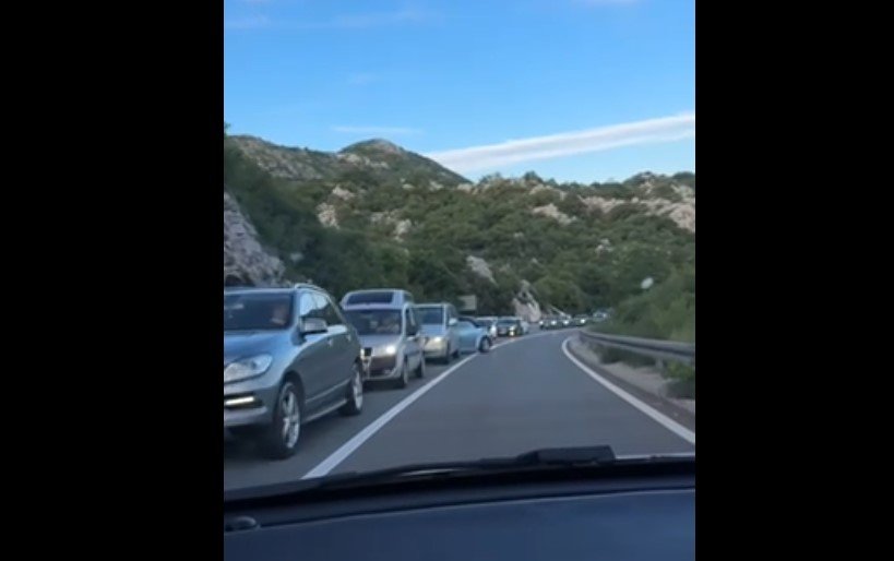 Kilometarske kolone, tuga i (ne)odgovornost vlasti