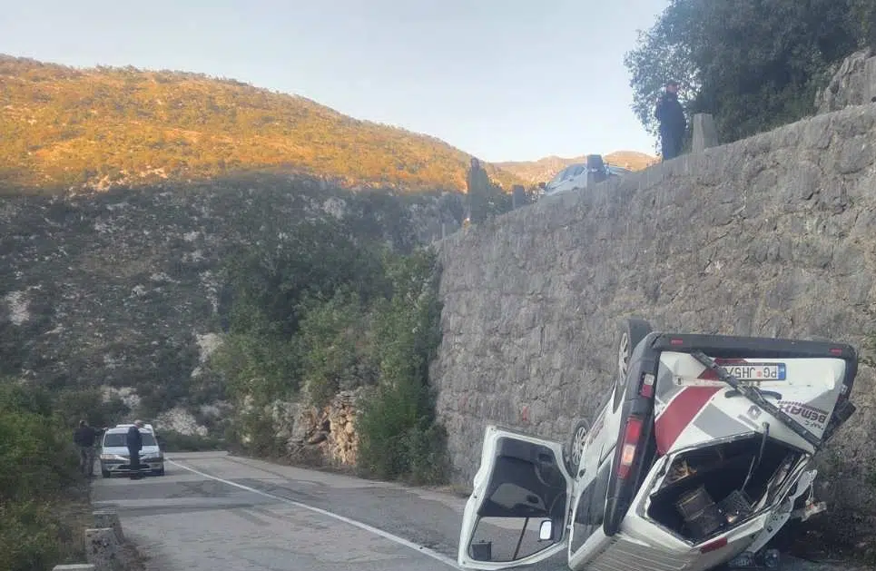 Bogetići: Prevrnuo se kombi sa radnicima, jedna osoba poginula, šest povrijeđeno