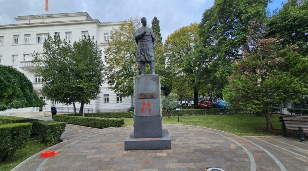 Vandalizam u centru Podgorice: Oštećen spomenik Marku Miljanovu