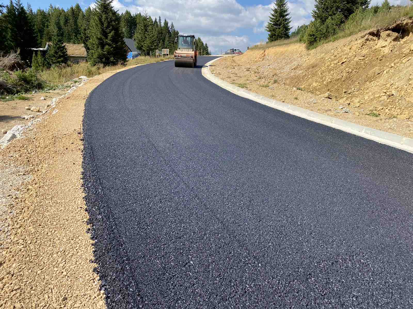 Počelo asfaltiranje pristupne saobraćajnice prema planinskom centru Štedim