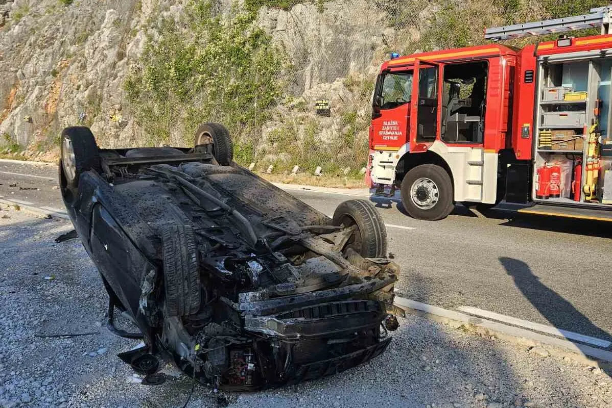 Udes na putu Cetinje-Budva, jedna osoba (18) zadobila teške povrede, druga (19) lakše