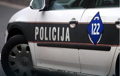 Detalji filmske potjere:  Autostoperi pretukli i izbacili vozača, dok su bježali udarili u stablo