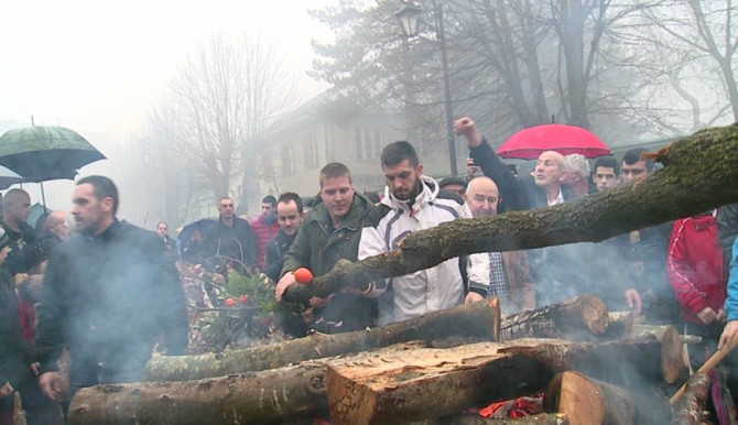 Naloženi badnjaci na dva mjesta na Cetinju: "Dočekaćemo dan kad će jedan badnjak okupiti sve Crnogorce"