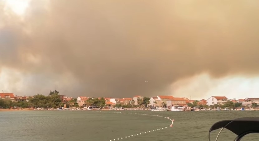 Pogledajte snimke: Ogroman požar u Hrvatskoj, izgorjelo najmanje 20 kuća, nema struje