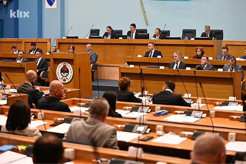 Dodikov SNSD dan pred sjednicu povukao kontroverzni zakon o zaštiti ustavnog uređenja RS-a