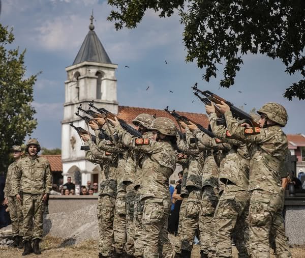 Dejan Božović sahranjen u Novom Selu, od njega se počasnom paljbom oprostili saborci iz VCG