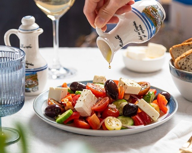 Recept dana: Grčka salata sa piletinom
