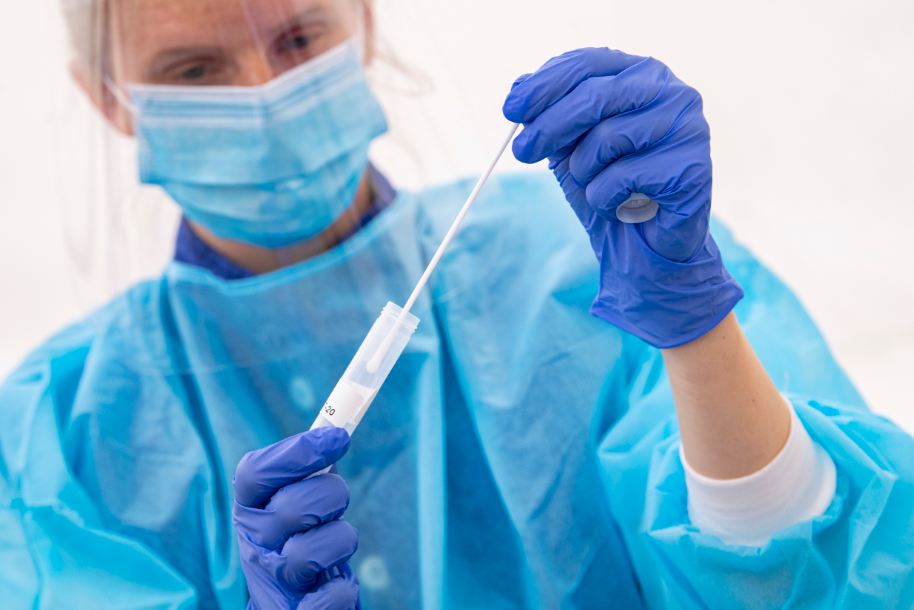 Srbija: Rekordnih 2.412 novih slučajeva koronavirusa, preminulo šest osoba