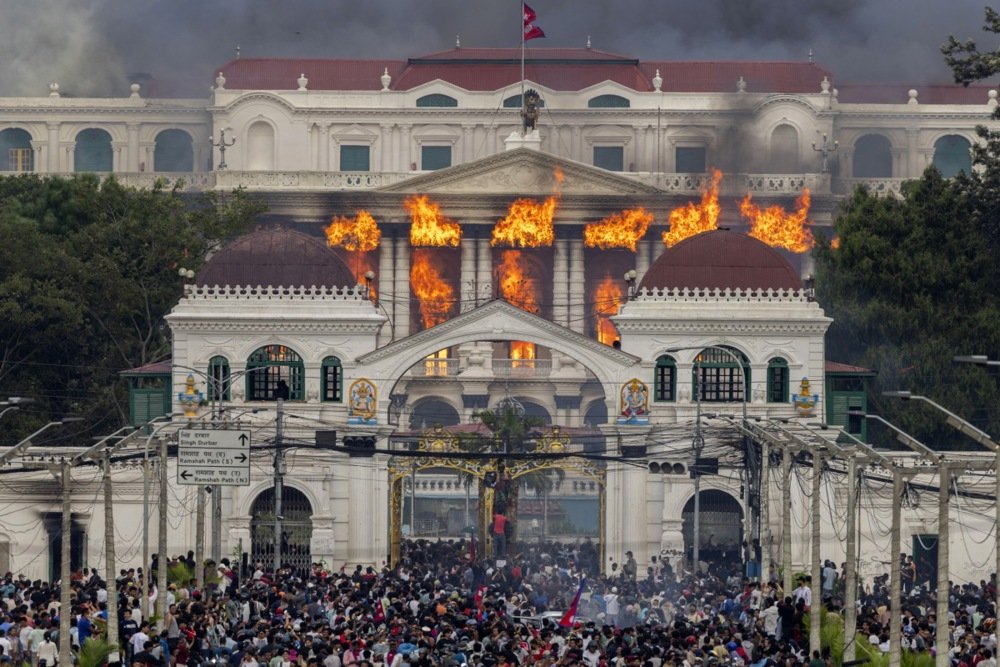 Protesti u Nepalu: Ministra finansija demonstranti jurili gradom nakon što su zapaljene kuće premijera