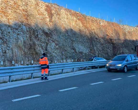 Policijsko vozilo sletjelo s autoputa