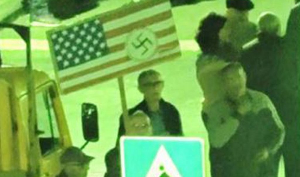 Otkud na protestu zastava SAD sa svastikom?