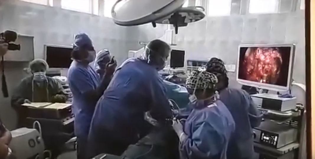 Pogledajte snimak: Čuveni španski doktor operisao tumor pluća u KCCG
