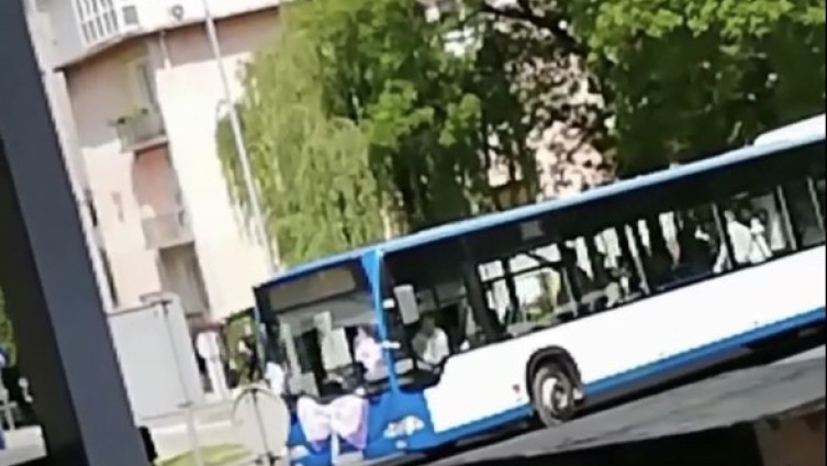 Originalni svatovi u BiH: Mladenci i zvanice u autobusu oduševili sugrađane