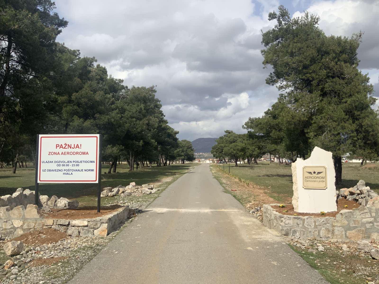 Čitaoci šalju: Uništen kameni obelisk sa simbolom sportskog aerodroma na Ćemovskom polju