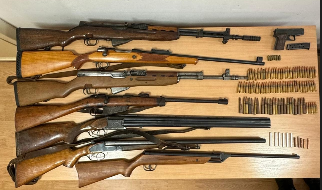 Pretresom u Nikšiću pronađeno sedam pušaka, pištolj i eksplozivna sredstva, uhapšena jedna osoba