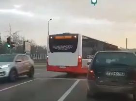 Vozač gradskog autobusa umalo izazvao veliku nesreću