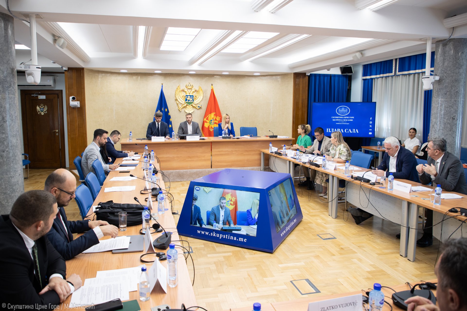 Poslanici i predstavnici NVO usaglasili su se o neophodnosti održavanja lokalnih izbora u jednom danu