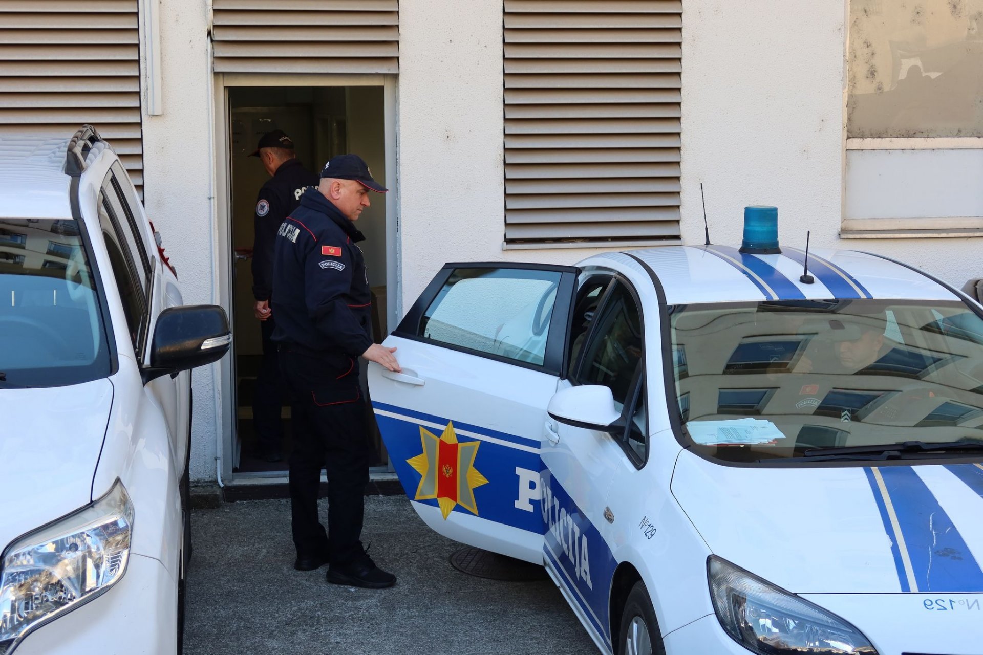 Ulcinjaninu u neregistrovanom vozilu pronašli pušku i municiju