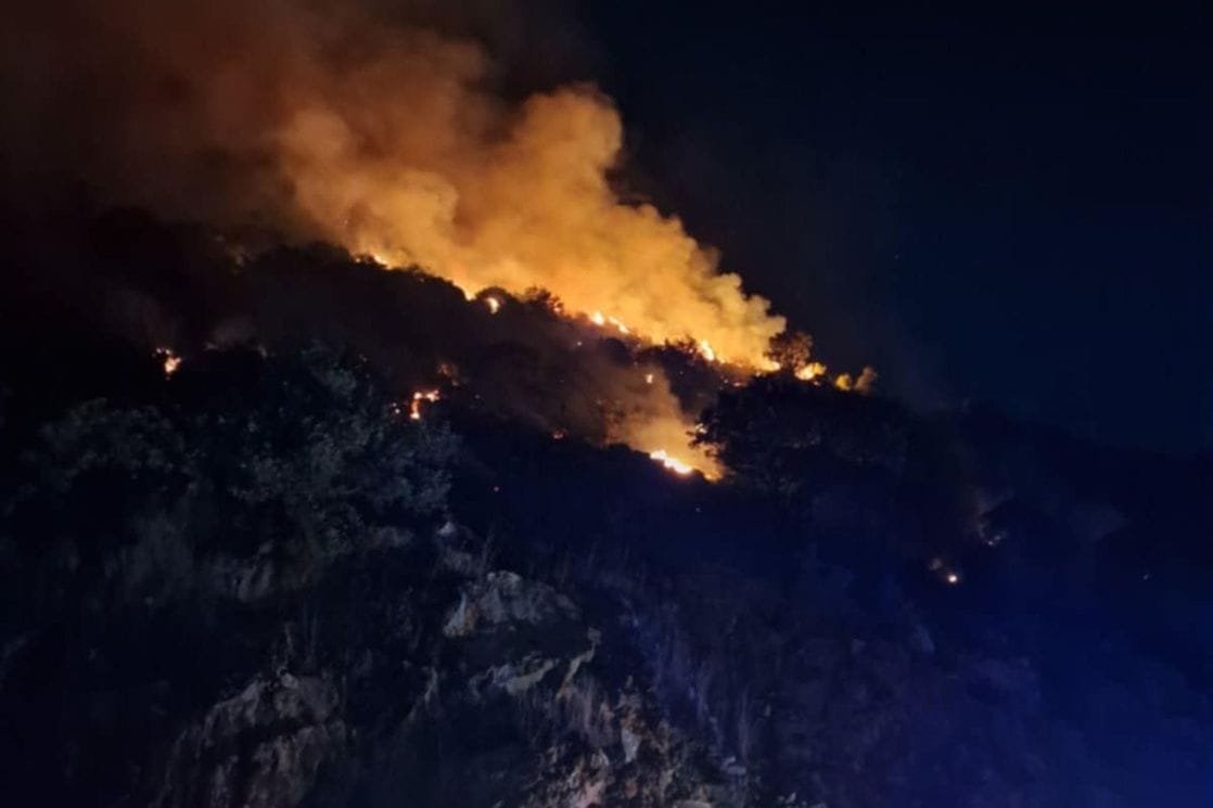 Buknuo požar iznad Buljarice: Vatra se sa zapaljenog vozila proširila na okolnu šumu