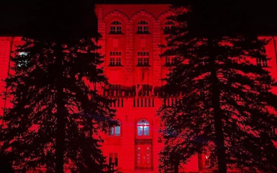 Zgrada Prijestonice u crvenoj boji u čast Dana reprezentacije Crne Gore