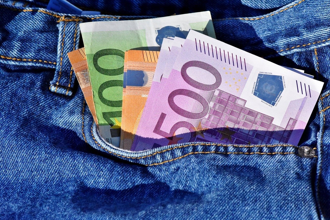 Policija kod maloljetnika pronašla 45.000 eura: Osumnjičeni za krađu