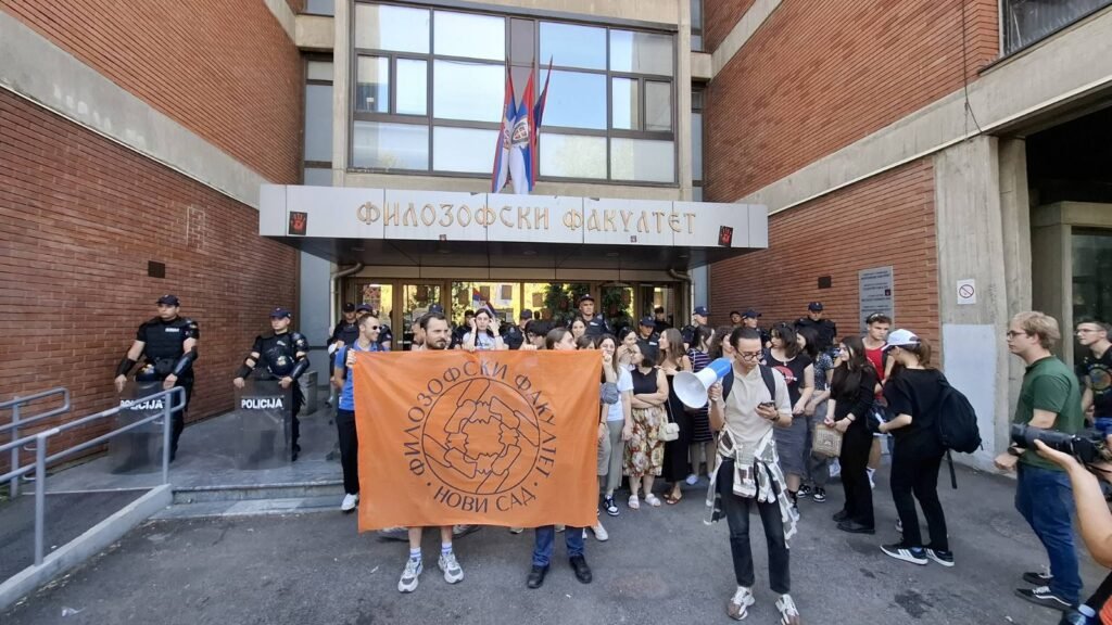 Novi Sad: Protest ispred Filozofskog, spreman kordon policije za razbijanje demonstracija