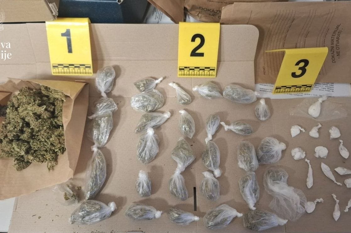 Tivat: Uhapšen osumnjičeni za uličnu prodaju droge; zaplijenjena 44 pvc pakovanja marihuane i kokaina