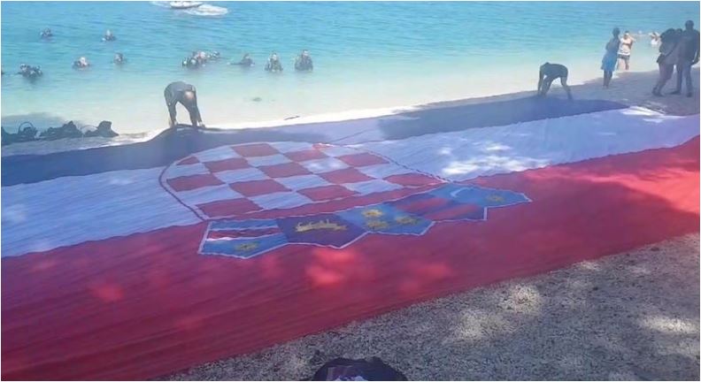 Hrvati pod morem razvili zastavu od 200 kvadratnih metara i oborili Ginisov rekord