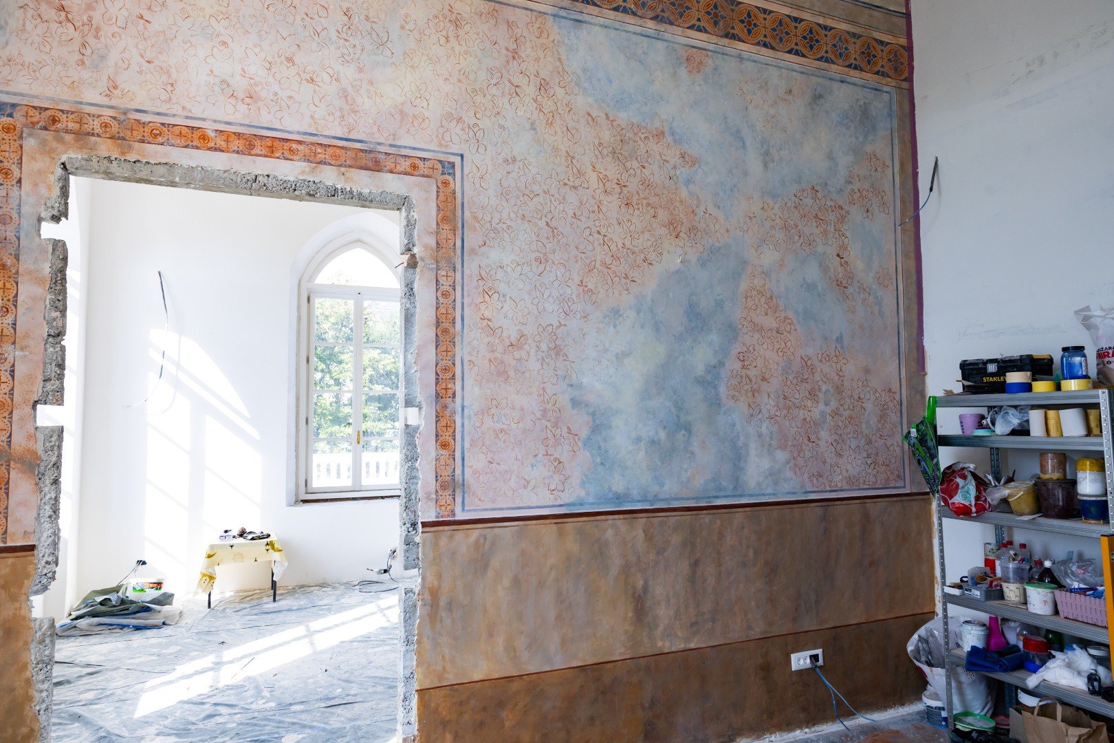 Dvorac kralja Nikole u Baru jedini među dvorcima kraljevske porodice u kojem su sačuvani ostaci zidnog slikarstva, u toku završni zanatski radovi