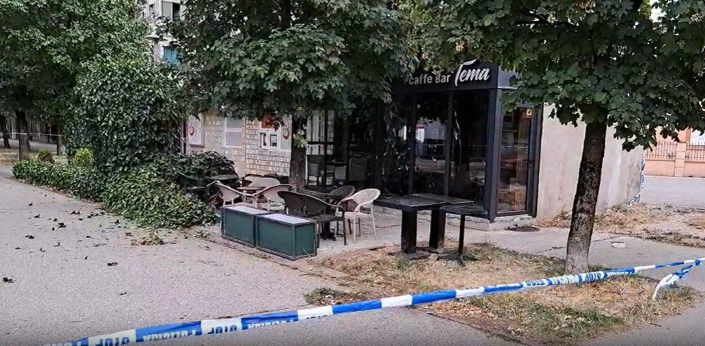 Nikšić: Bačena eksplozivna naprava ispred lokala, napravljena materijalna šteta