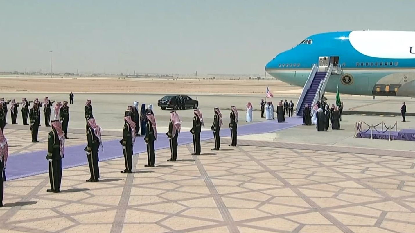 Zašto je Saudijska Arabija izabrala ljubičastu boju tepiha za službene prijeme