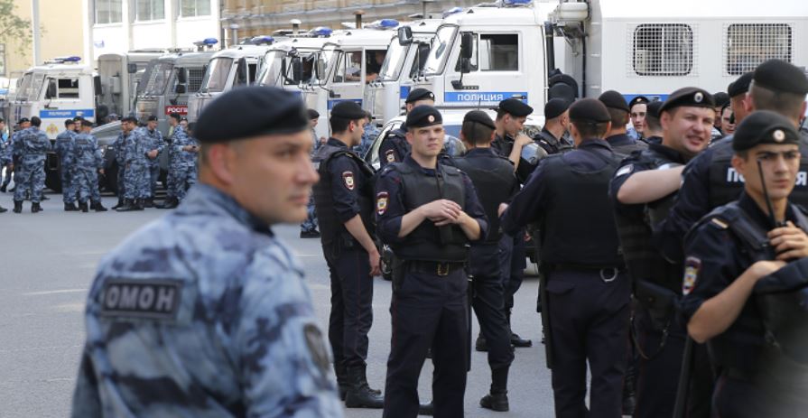 Moskva: Uhapšeno više od 1000 ljudi, policija upala u televiziju koja je prenosila protest