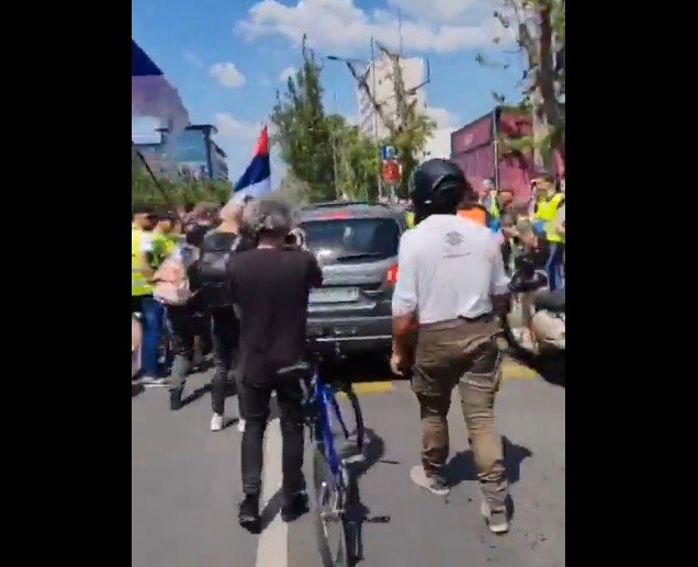 Novi Sad: Vozač pokušao automobilom da prođe kroz kolonu tokom protestne šetnje