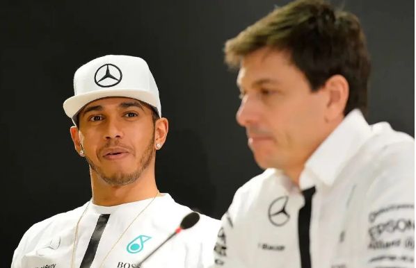 Hamilton bira ko će biti drugi vozač Mercedesa