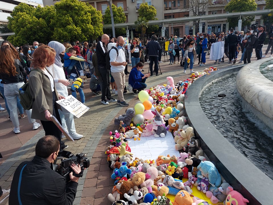 Protest u Podgorici: Građani ostavili plišane igračke kao poruku nadležnima da zaštite djecu