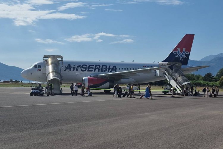 Drama iznad Tivta: Iz aviona Air Serbia varnice, dim, gorivo ispušteno u more