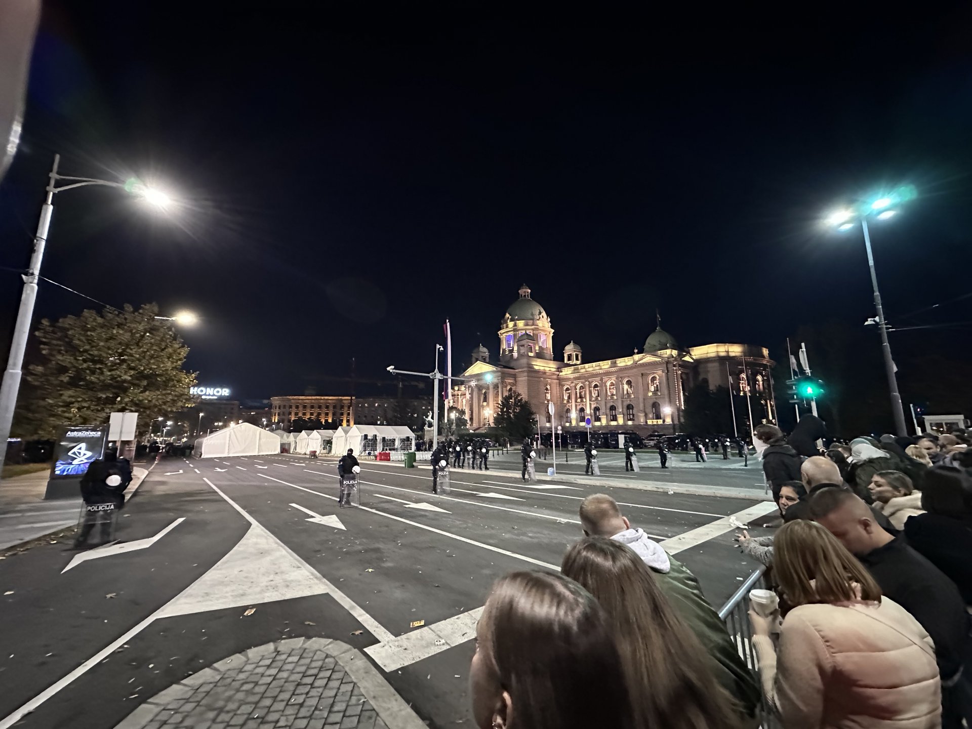 Ćacilend, Velika Srbija u malom: Prvo pobiju sinove, potom se rugaju majkama