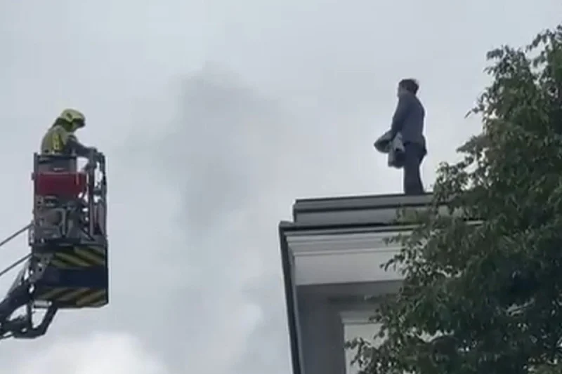 VIDEO Političar u Sloveniji se popeo na krov narodne skupštine i prijetio da će skočiti
