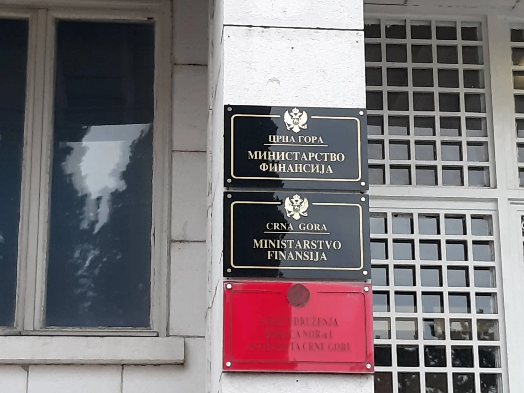 U oktobru za plate 18 miliona više nego u septembru, dio isplata proglašen tajnom