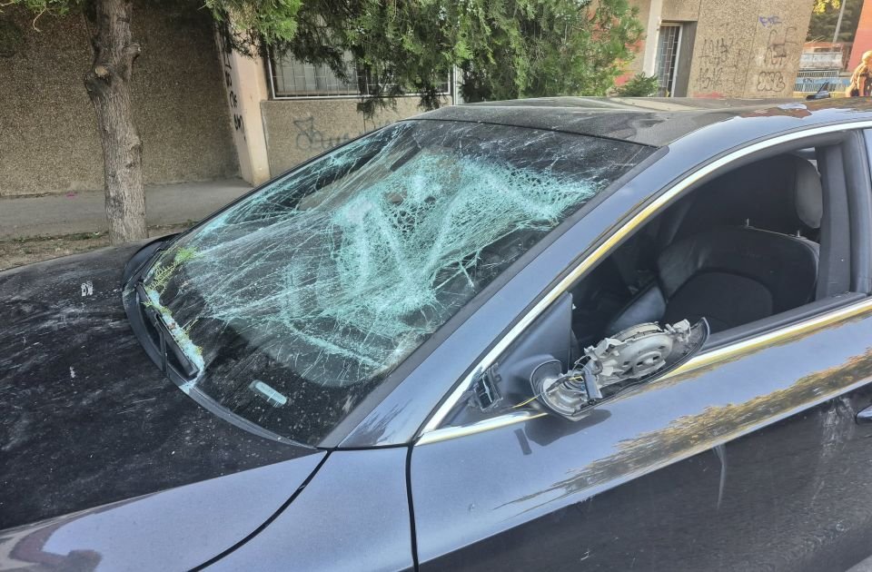 Jutro poslije nereda u Novom Sadu: Razbijena vozila, Čistoća uređuje prostor kod prostorija SNS
