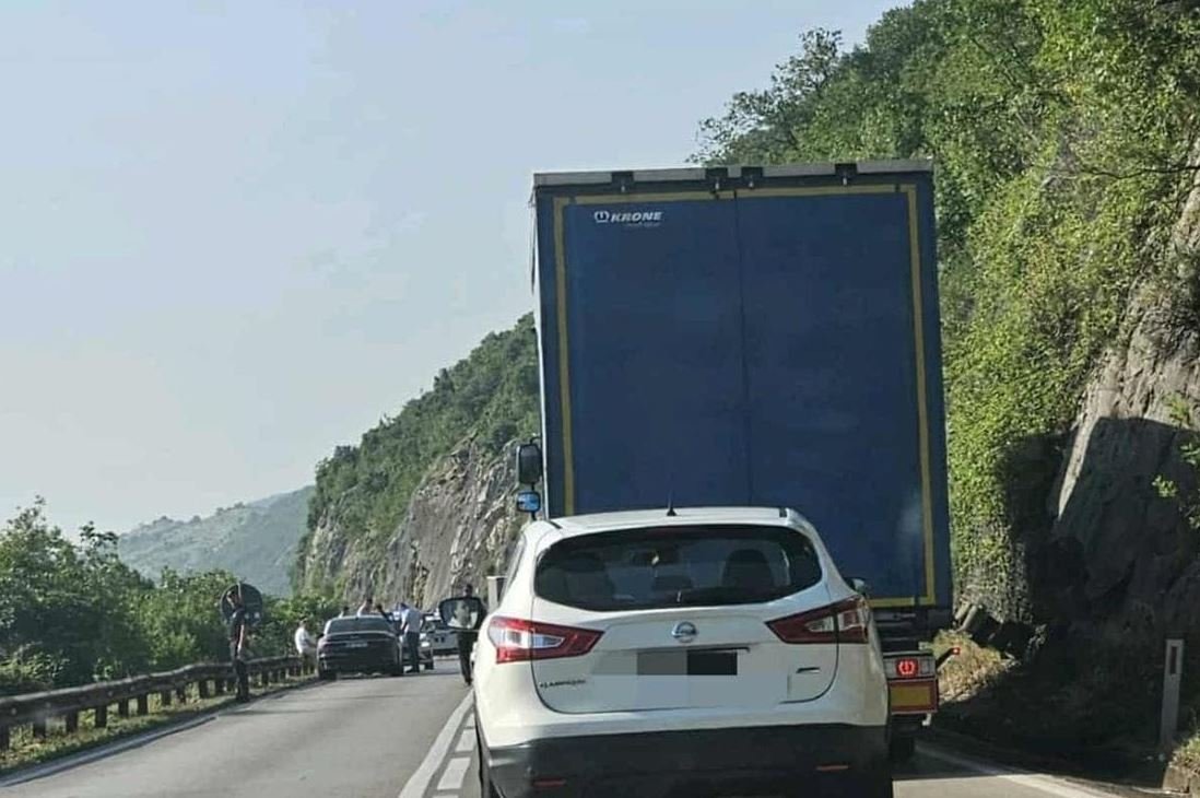 Saobraćajna nezgoda na putu Nikšić - Danilovgrad: Sudar kamiona i putničkog vozila